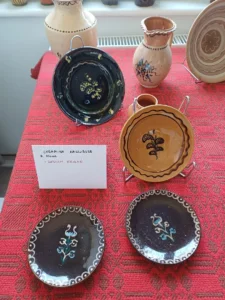 Folklorystyczne dzbany, talerze i misy ceramiczne