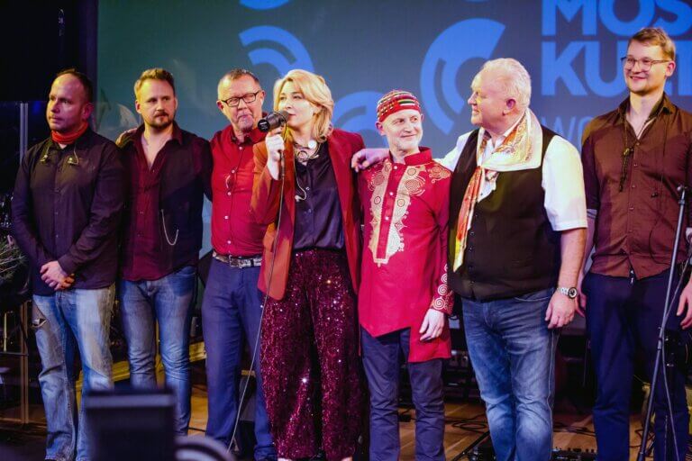 Muzycy na scenie Studia Koncertowego S1 po koncercie, w tle logo Mosty Kultury