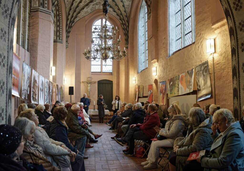 Publiczność we wnętrzu kościoła św. Piotra w Wolgaście podczas otwarcia wystawy